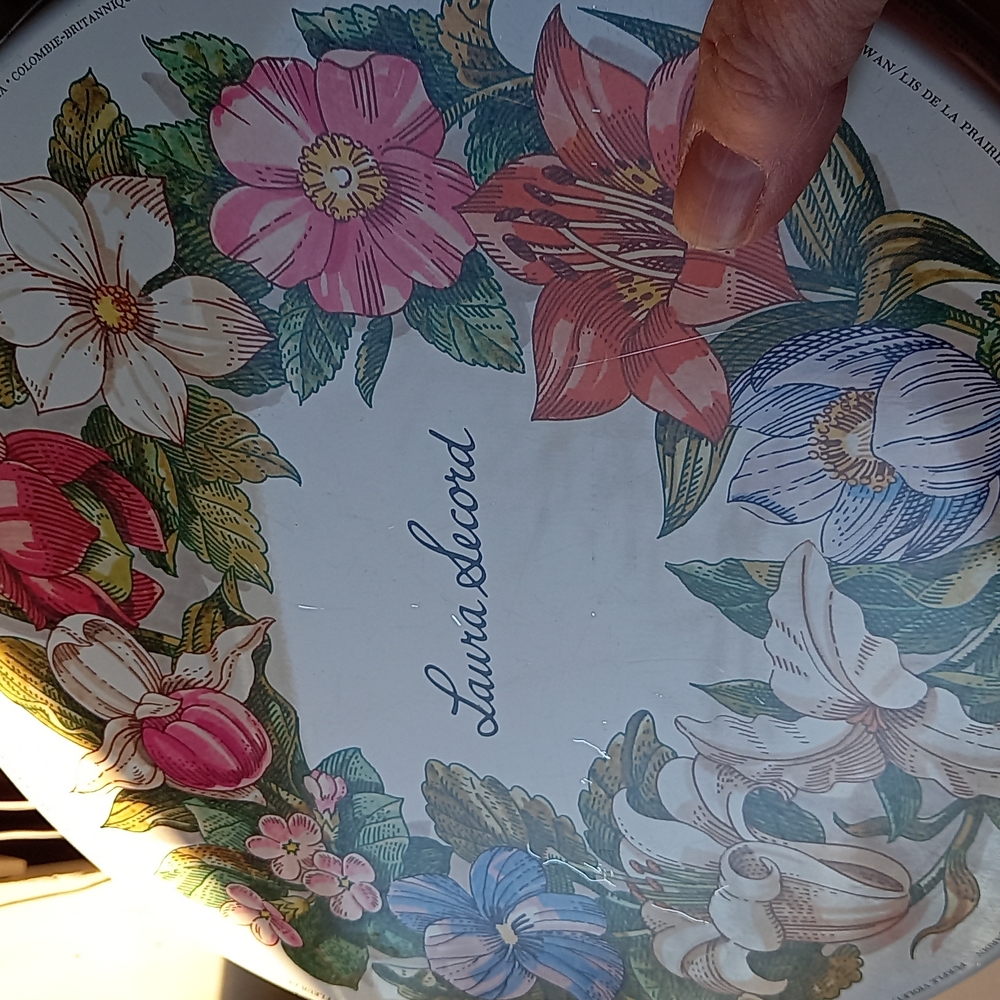 Vintage Laura Secord collectible tin - Picture 6 of 6